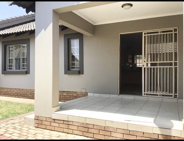 2 BEDROOM TOWNHOUSE FOR SALE IN MOOIKLOOF RIDGE